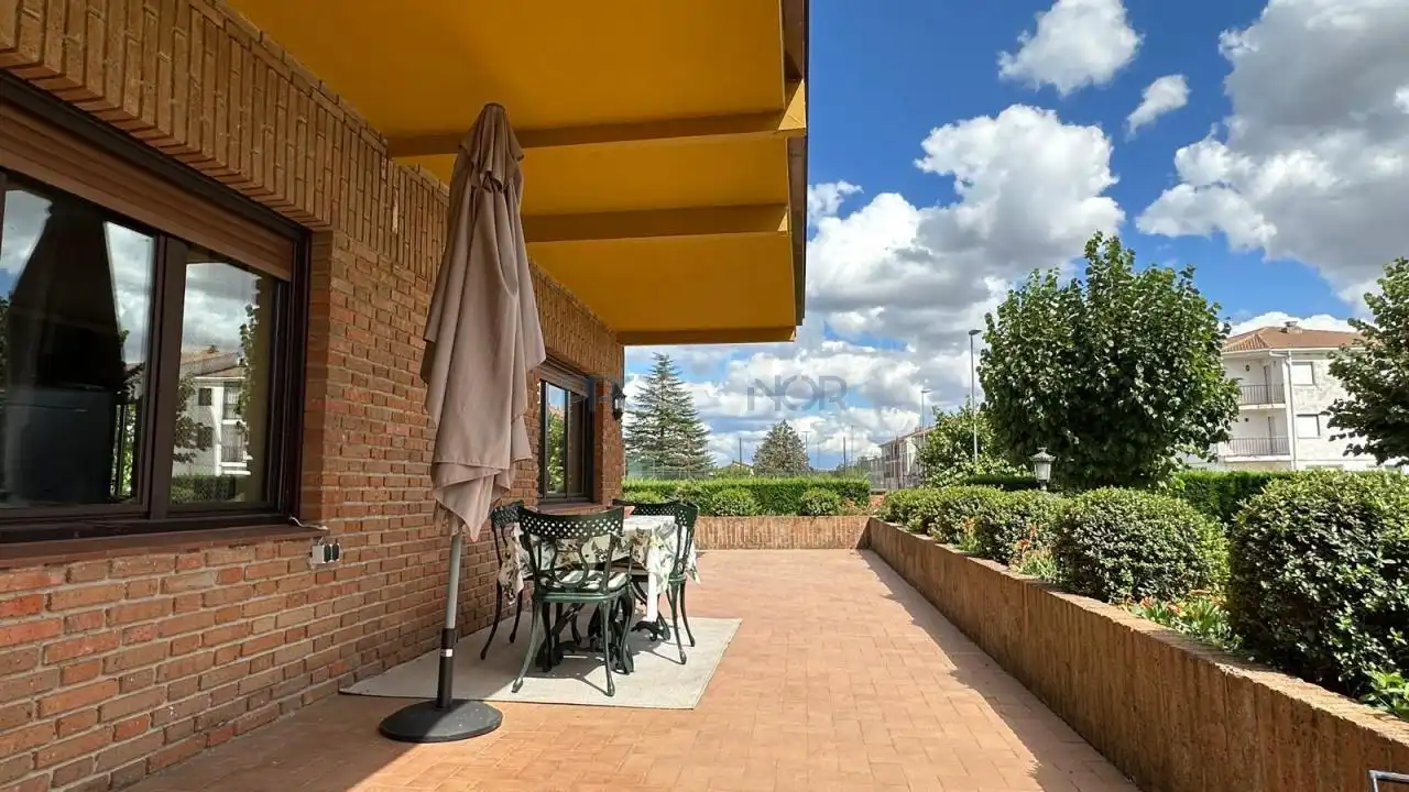 Terrassa de Casa o xalet en venda en Mansilla de las Mulas amb Calefacció, Jardí privat i Piscina