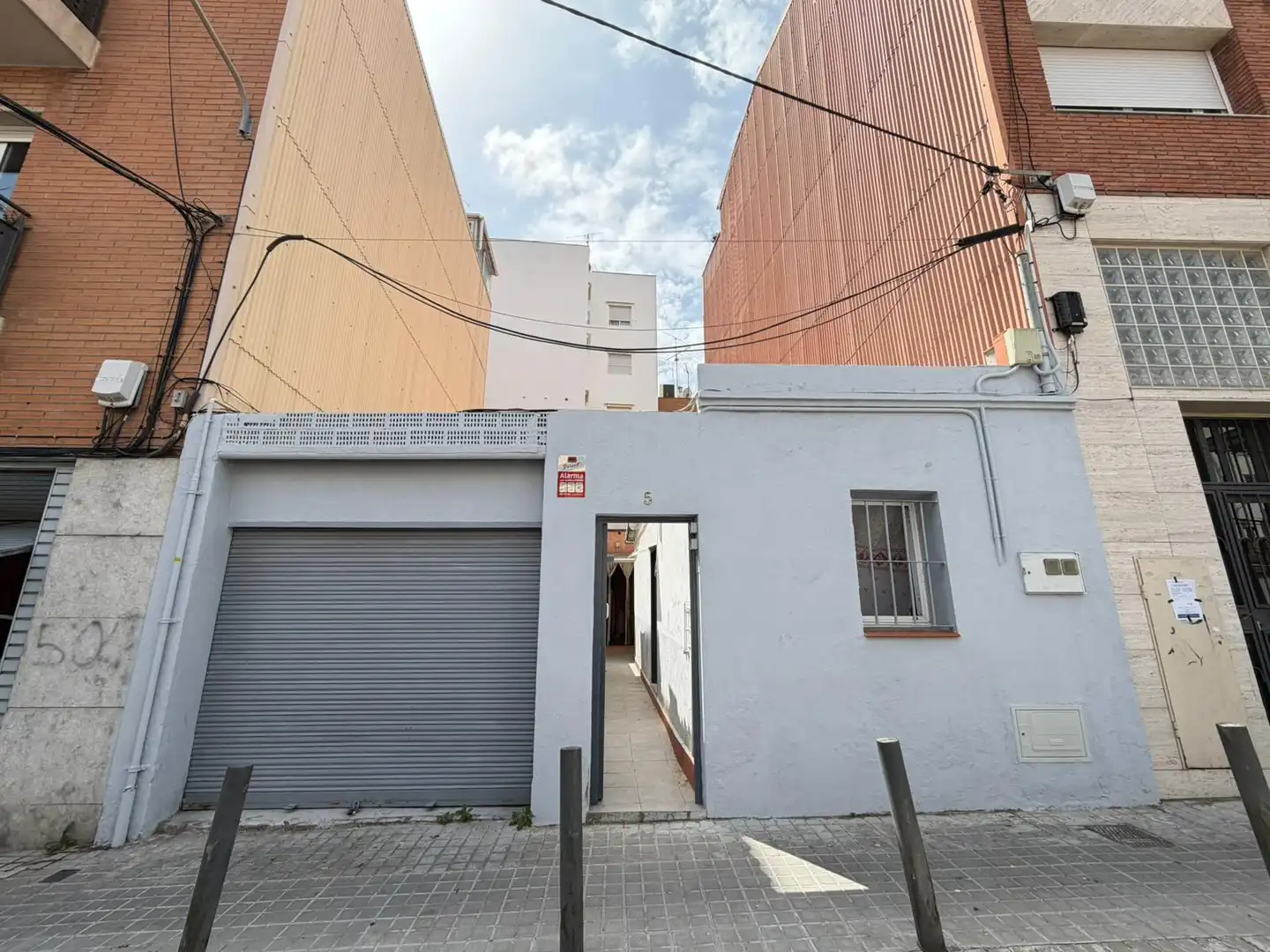 Vista exterior de Casa o xalet en venda en L'Hospitalet de Llobregat amb Terrassa