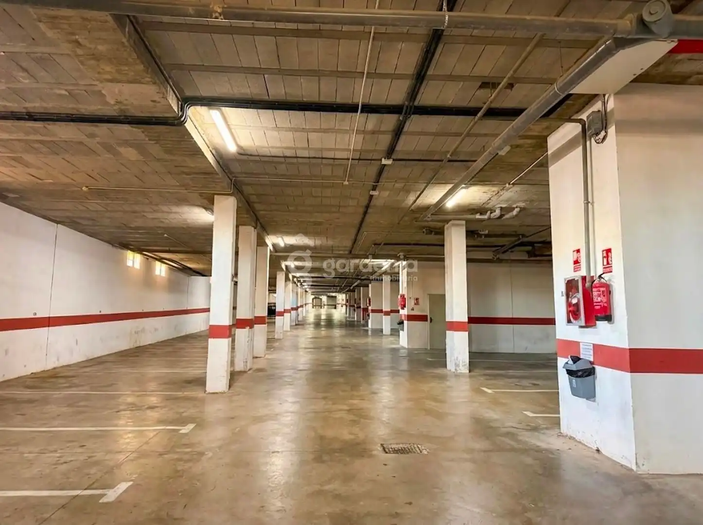 Parkplatz von Einfamilien-Reihenhaus zum Verkauf in Islantilla mit Privatgarten und Terrasse