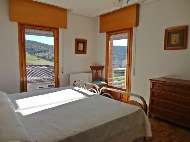 Habitación de Casa adosada en venta en Hontoria del Pinar con Calefacción, Terraza y Trastero