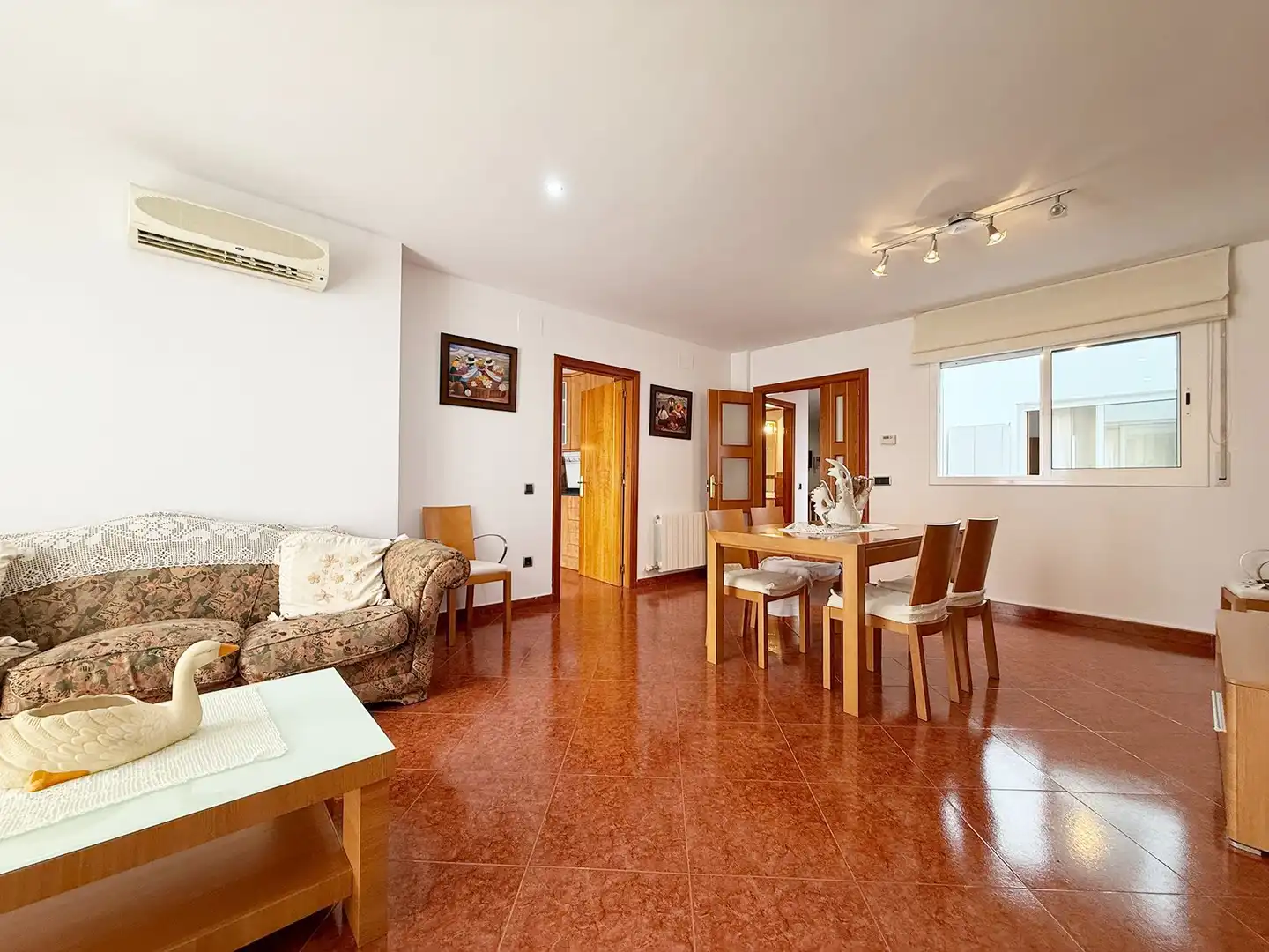 Sala d'estar de Casa adosada en venda en Sant Pere de Ribes amb Aire condicionat, Calefacció i Jardí privat