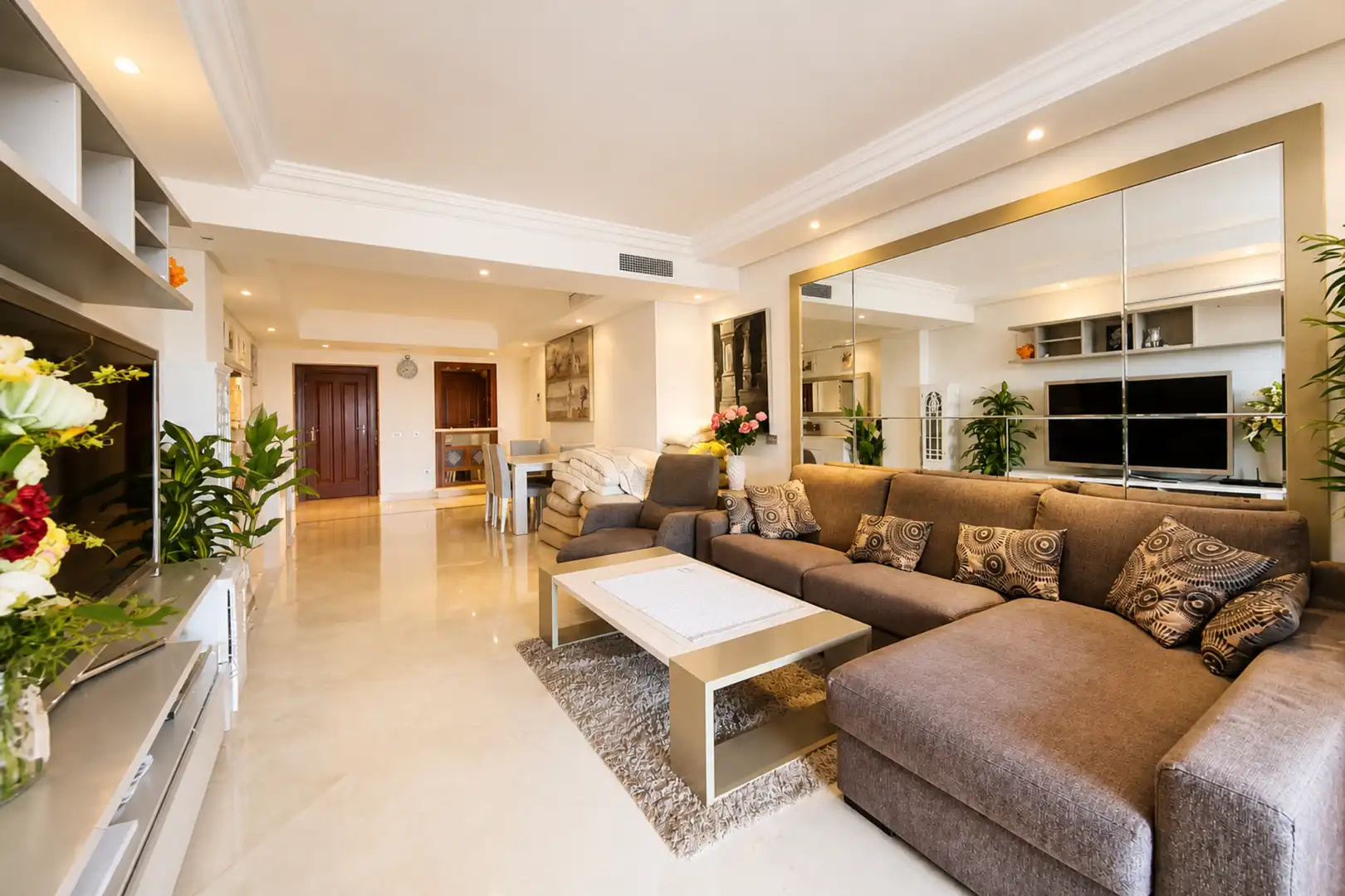 Sala d'estar de Apartament en venda en Estepona amb Aire condicionat, Terrassa i Moblat