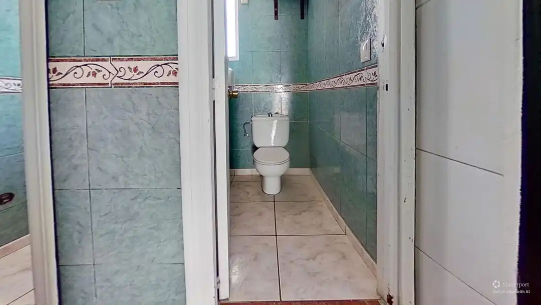 Bany de Local de lloguer en Benidorm amb Aire condicionat