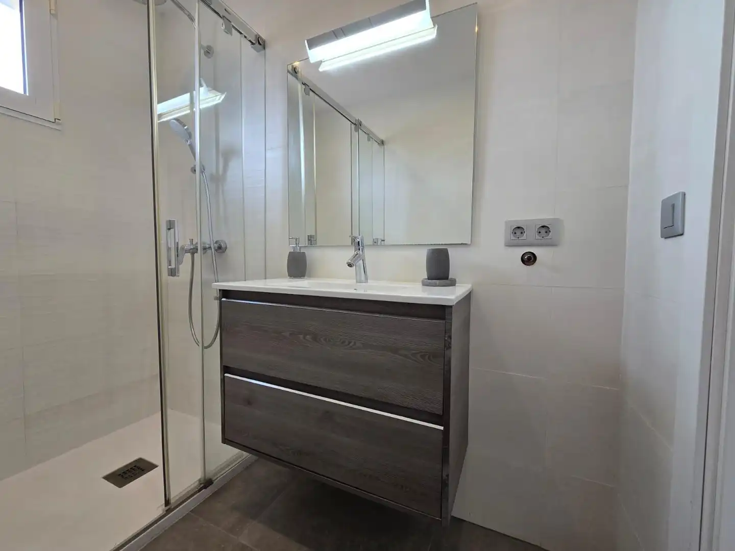 Bathroom of Flat for rent in Llucmajor  with Air Conditioner, Parquet flooring and Terrace