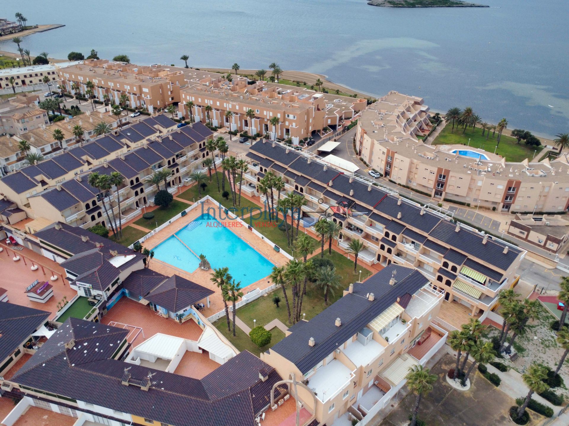 Vista exterior de Àtic de lloguer en La Manga del Mar Menor amb Aire condicionat, Terrassa i Moblat