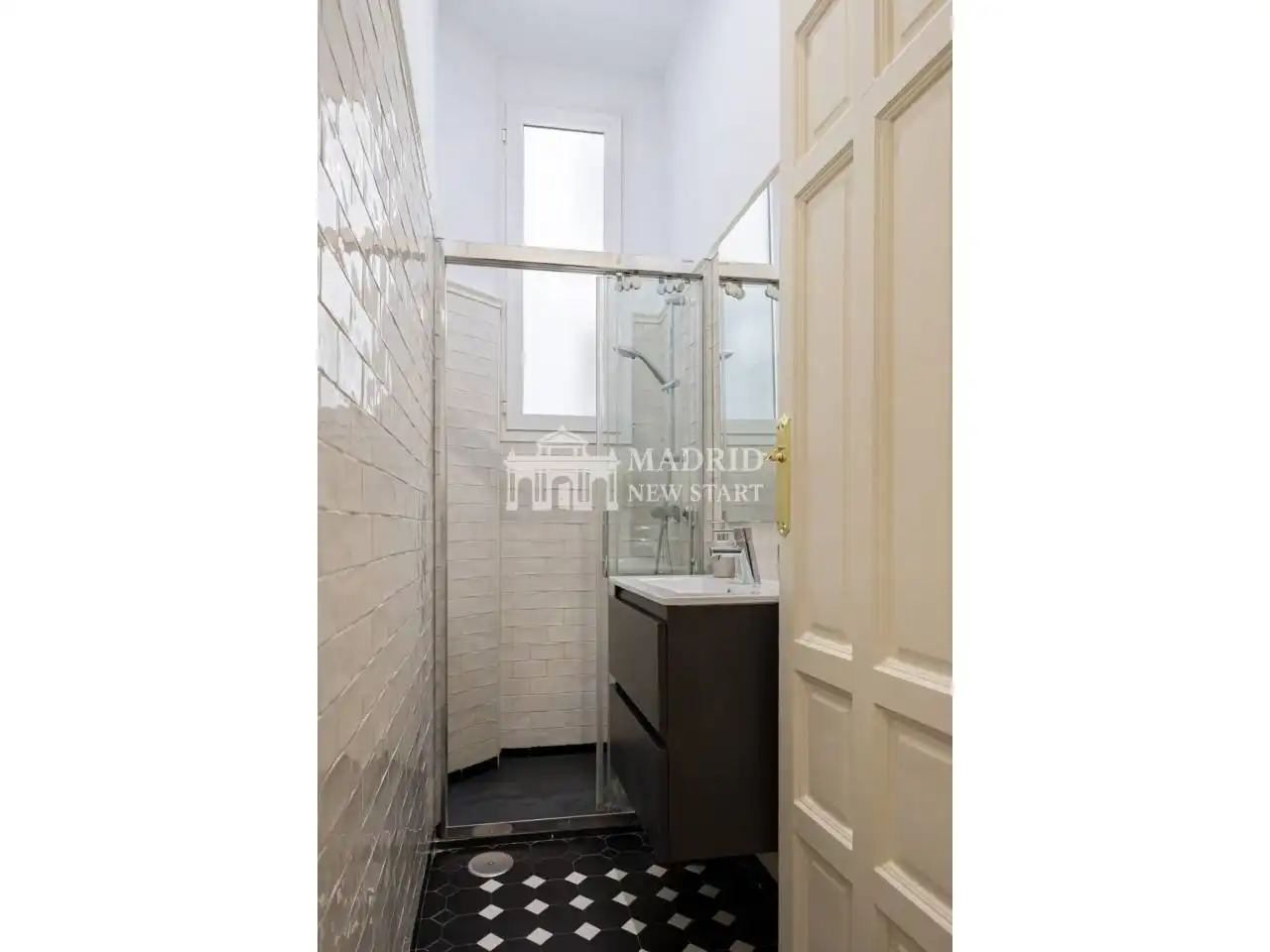 Bathroom of Flat for rent in Madrid  with Air Conditioner, Heating and Parquet flooring