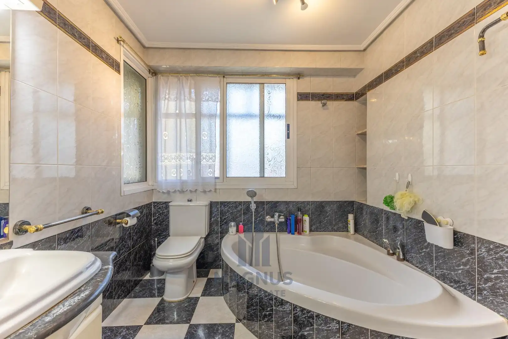 Badezimmer von Wohnung zum Verkauf in Valencia mit Klimaanlage und Balkon