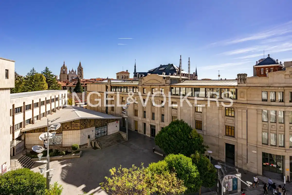 Vista exterior de Piso en venta en León Capital  con Calefacción y Balcón