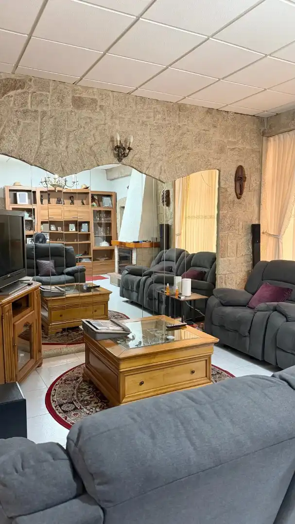 Sala d'estar de Casa o xalet en venda en Ribeira amb Jardí privat, Terrassa i Moblat