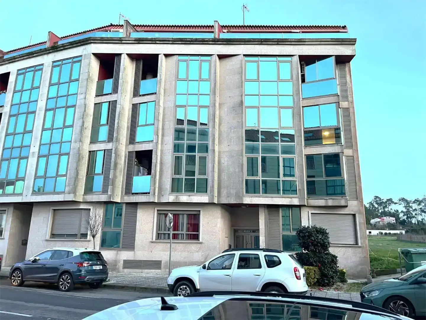 Vista exterior de Pis en venda en Boiro amb Jardí privat, Parquet i Traster