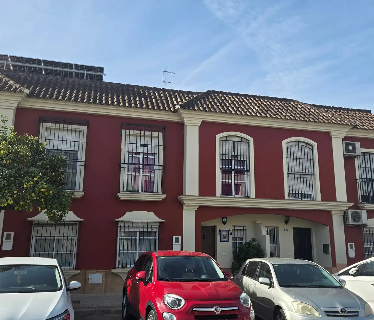 Vista exterior de Casa adosada en venda en Dos Hermanas amb Terrassa