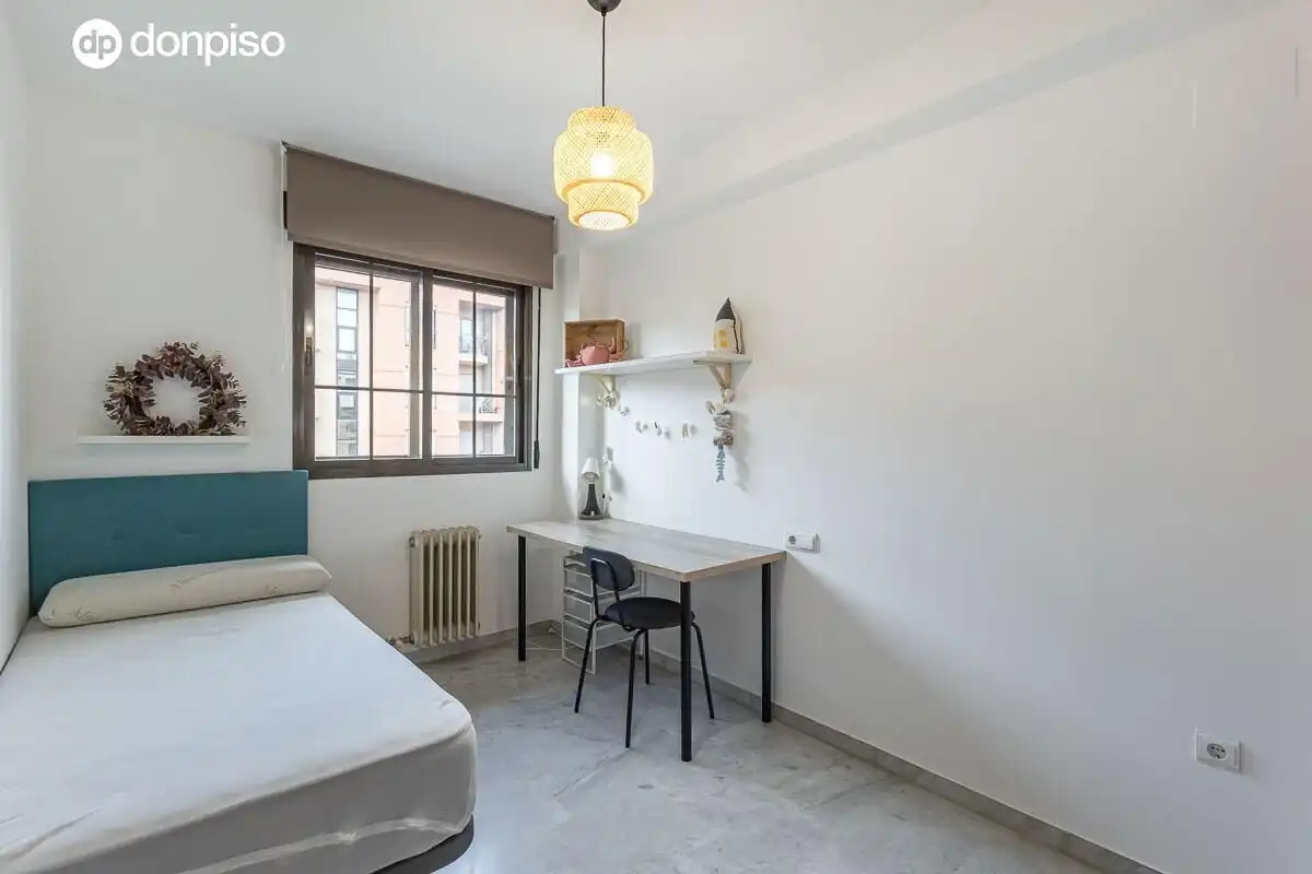 Dormitori de Pis en venda en Granada amb Aire condicionat, Calefacció i Piscina comunitària