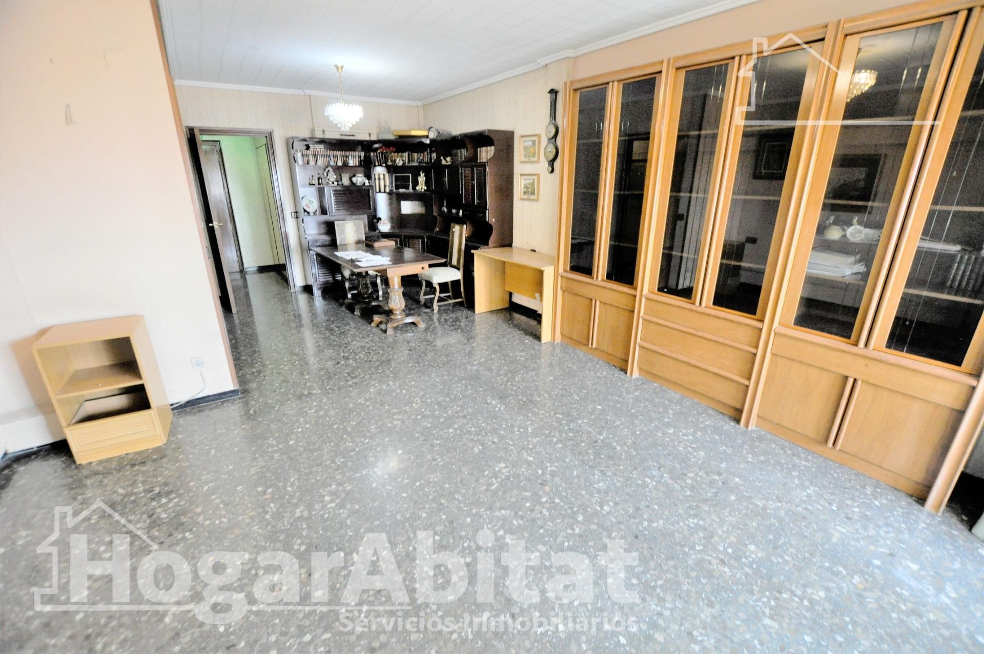 Piso en venta en  Valencia Capital con Balcón