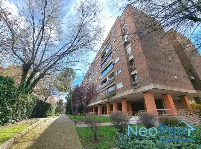 Vista exterior de Pis en venda en Alcorcón amb Jardí privat, Terrassa i Piscina