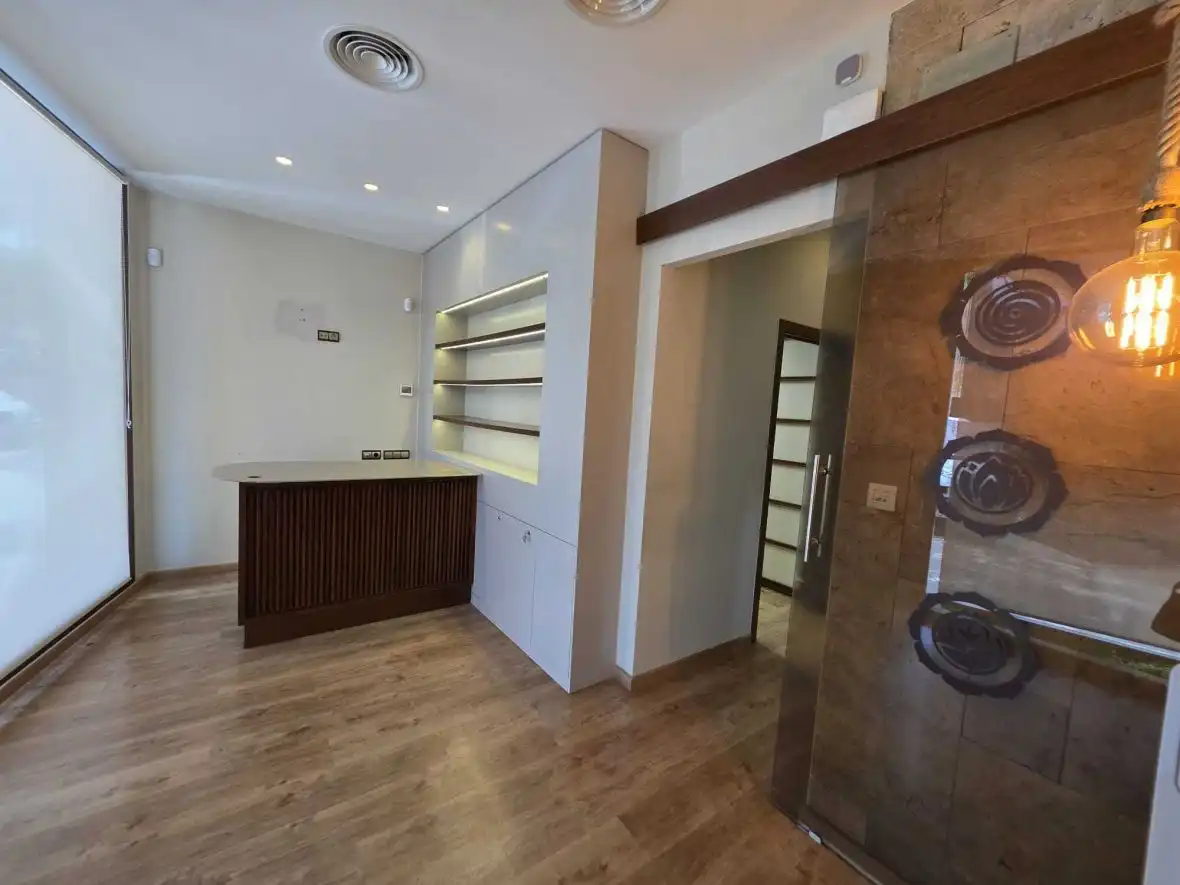 Local comercial de lloguer a Av. de Ansaldo, imagen 4