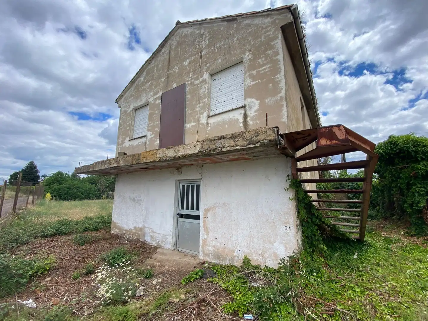 Vista exterior de Finca rústica en venda en Carrizo amb Jardí privat