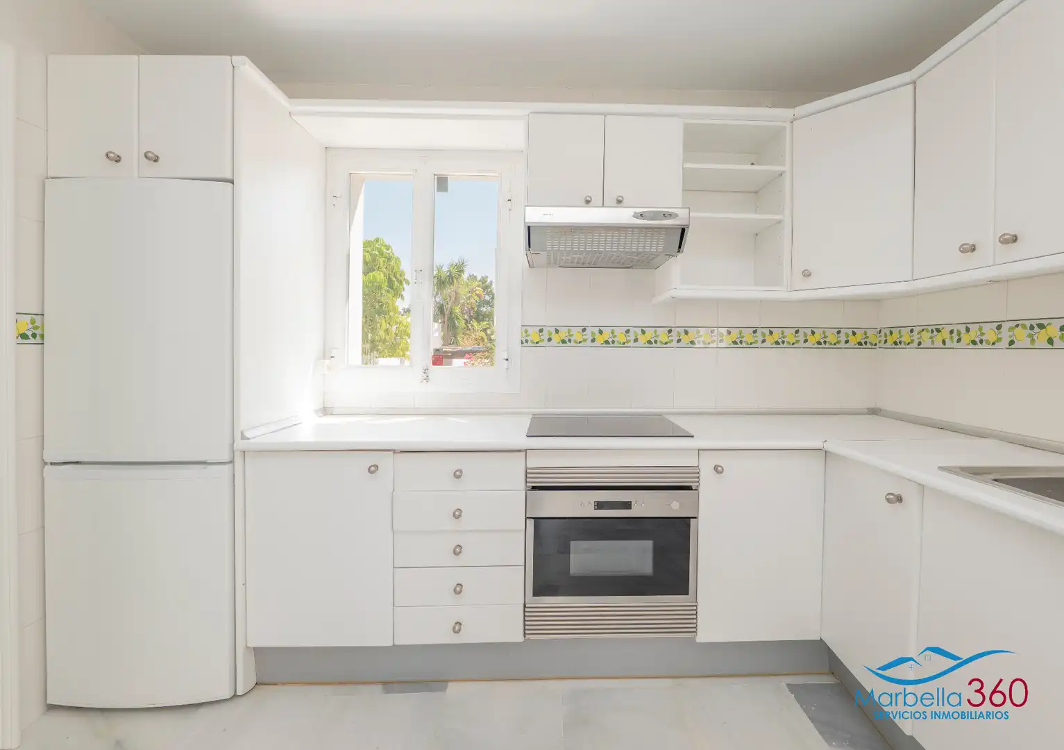 Cuina de Casa o xalet en venda en Marbella amb Aire condicionat, Jardí privat i Terrassa