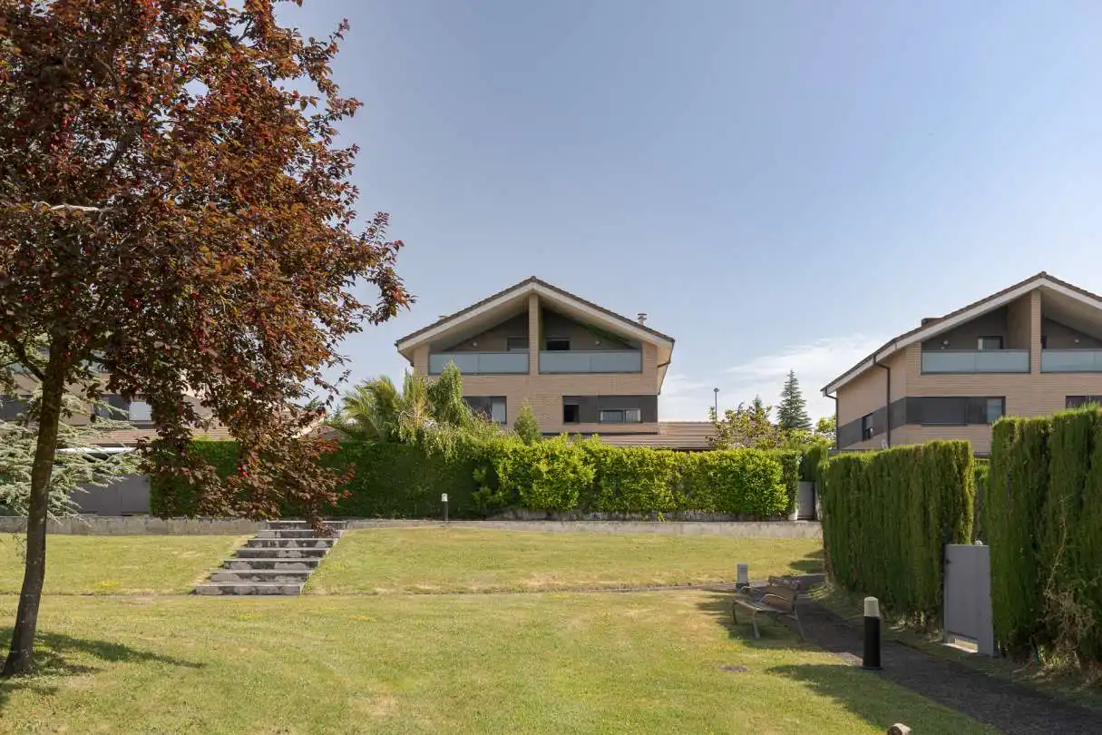 Außenansicht von Einfamilien-Reihenhaus zum Verkauf in Iza / Itza mit Heizung, Privatgarten und Terrasse