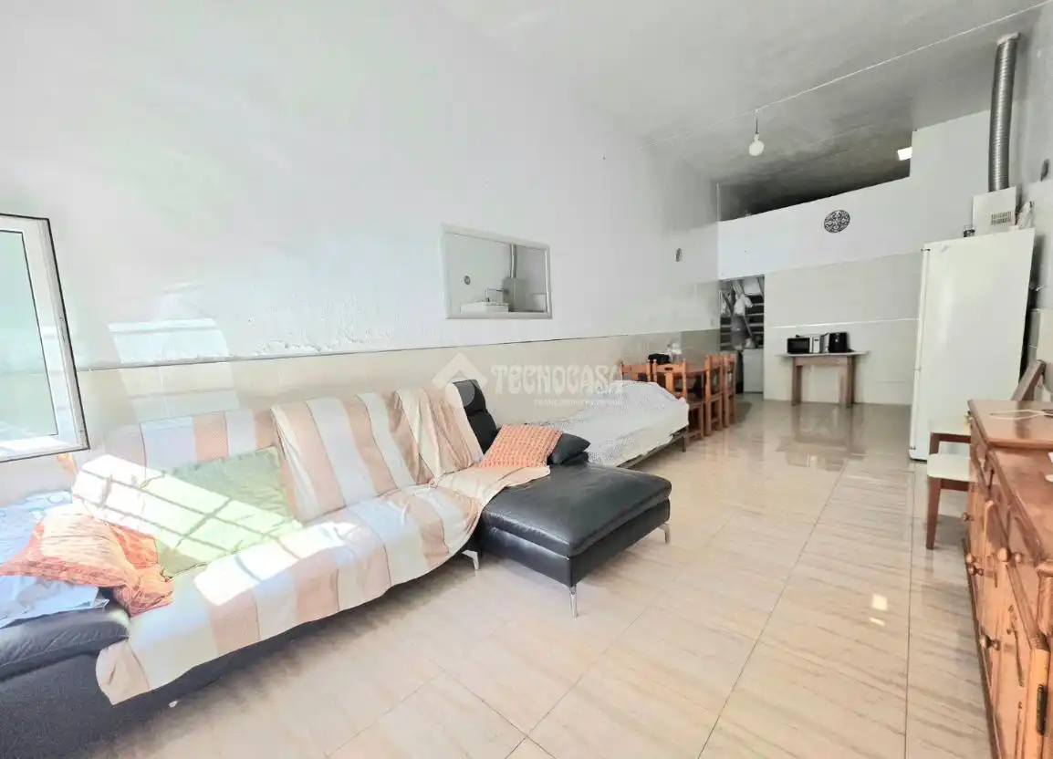 Sala de estar de Casa adosada en venta en Almería con Calefacción