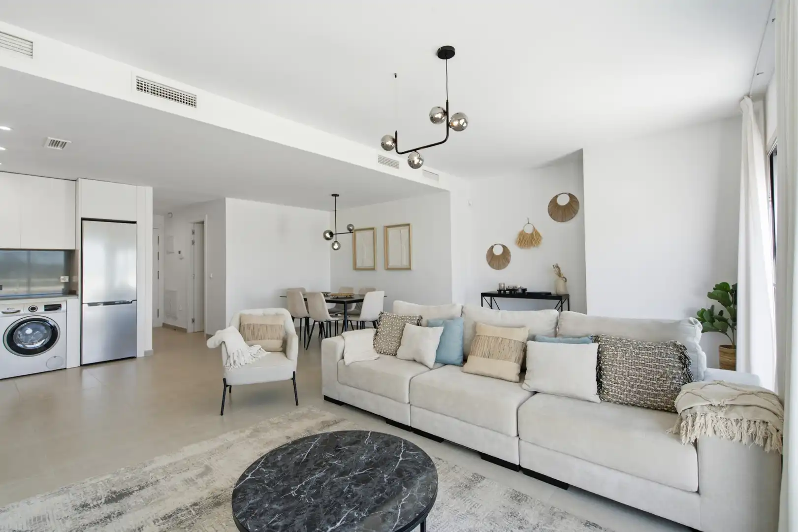 Sala de estar de Ático en venta en Estepona con Aire acondicionado, Terraza y Piscina