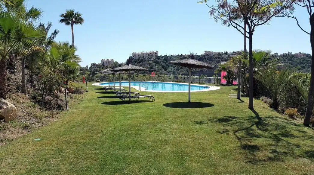 Schwimmbecken von Wohnungen zum Verkauf in Benahavís mit Klimaanlage, Terrasse und Möbliert