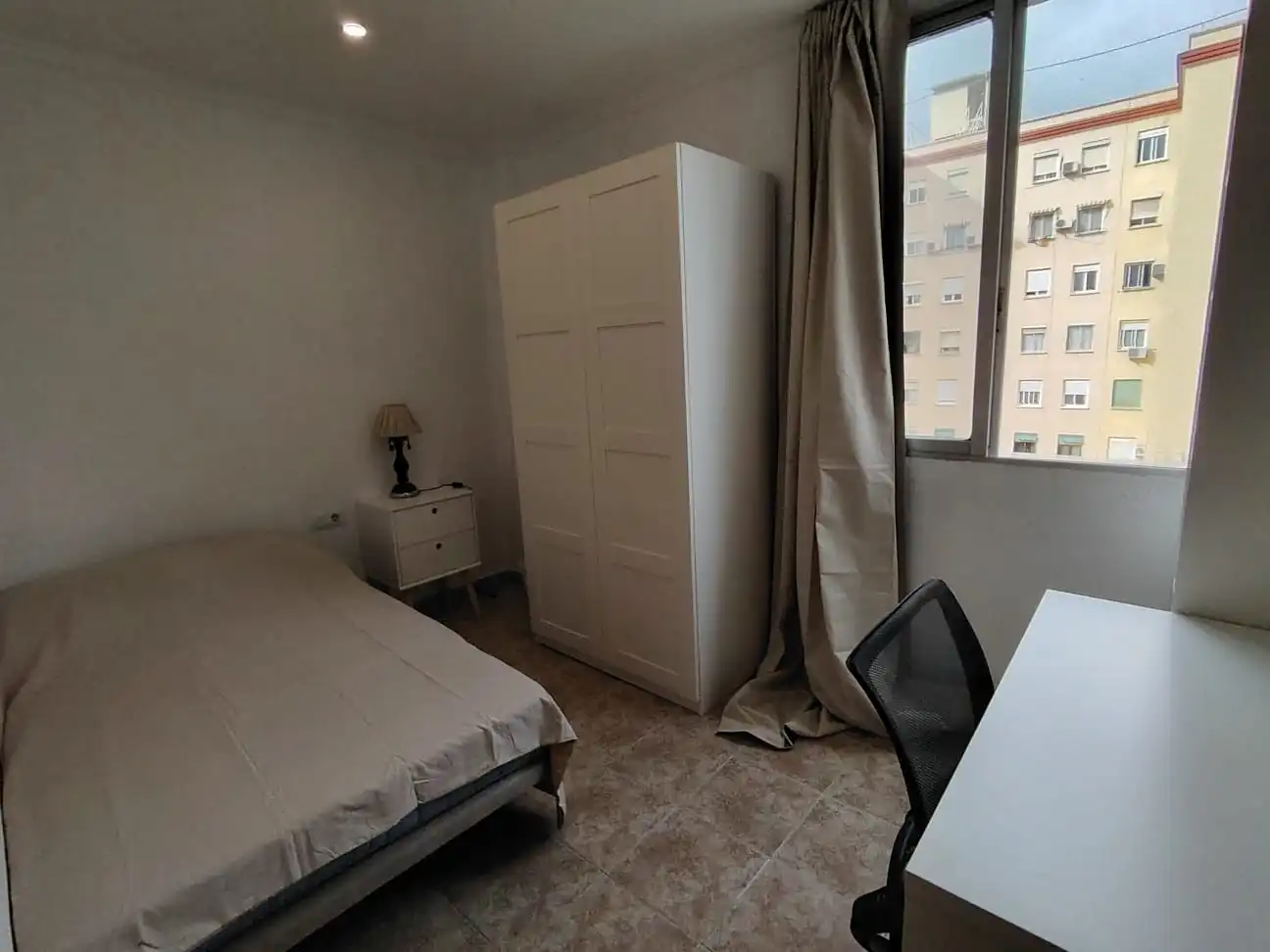 Schlafzimmer von Wohnung zur Miete in Valencia mit Klimaanlage, Möbliert und Waschmaschine
