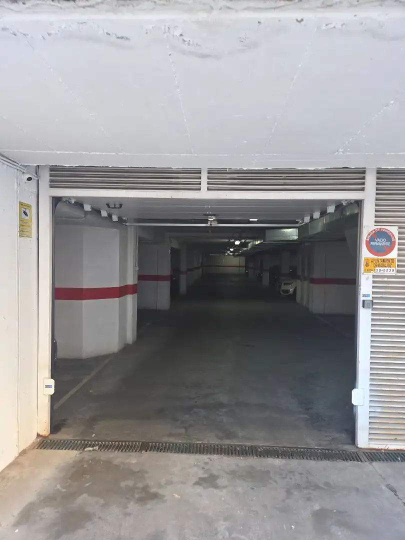 Parking de Piso de alquiler en Badajoz con Aire acondicionado, Calefacción y Jardín privado