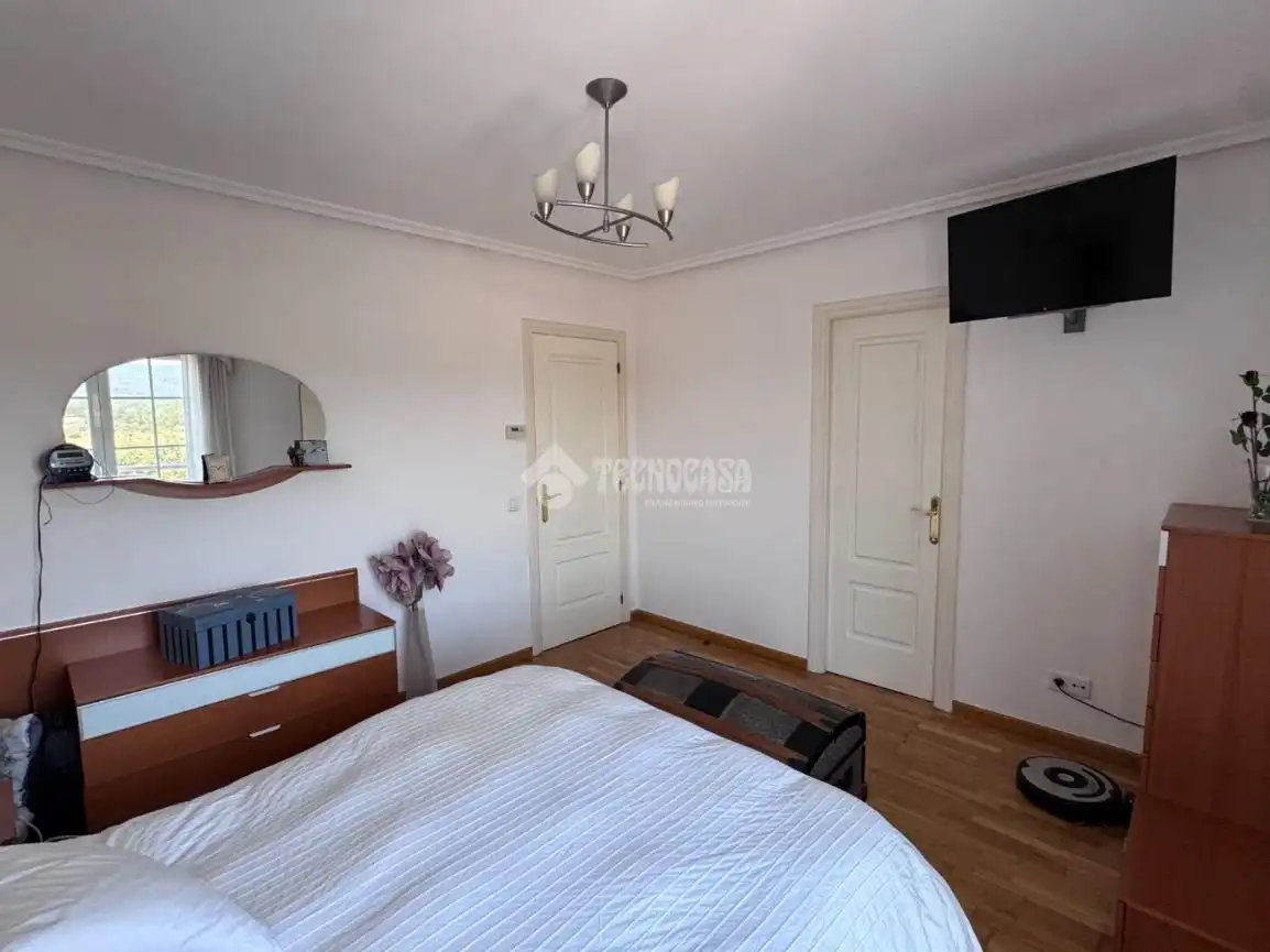 Habitación de Casa adosada en venta en Cuadros con Calefacción y Parquet