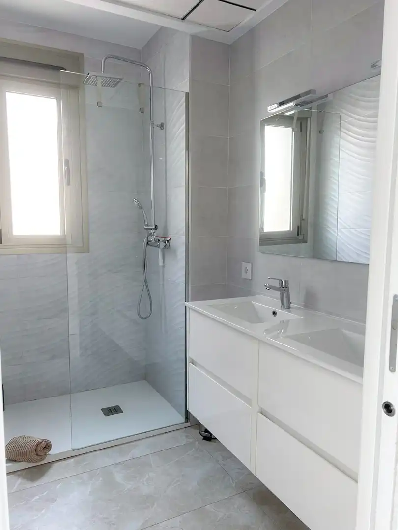 Baño de Casa o chalet de alquiler en San Miguel de Salinas con Aire acondicionado, Calefacción y Jardín privado