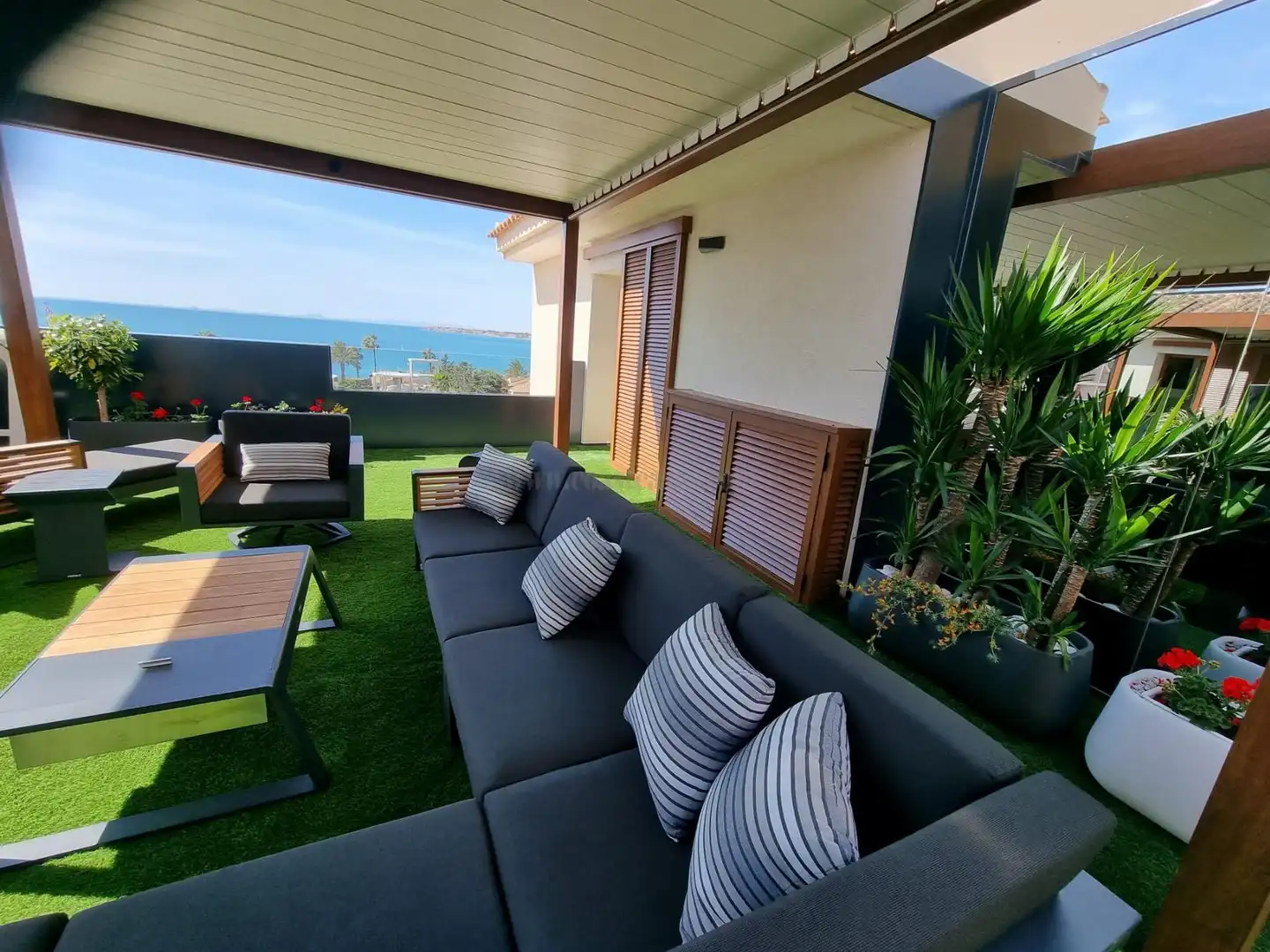 Terrasse von Wohnungen zum Verkauf in Torrevieja mit Klimaanlage, Heizung und Abstellraum