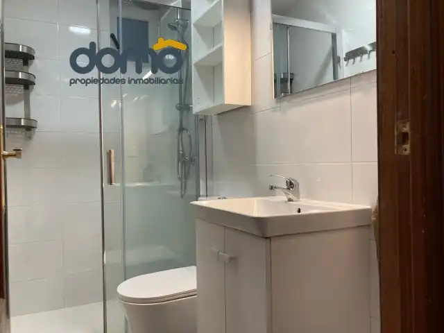 Baño de Piso de alquiler en Granada con Aire acondicionado, Calefacción y Jardín privado