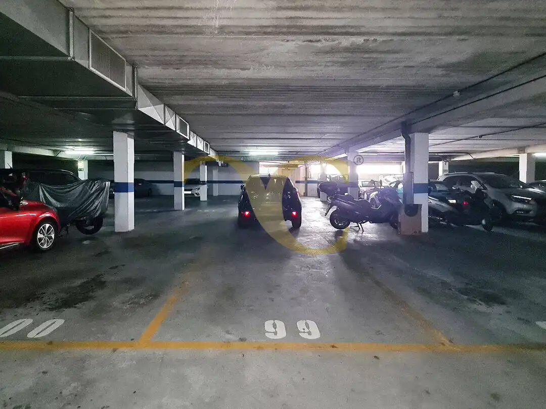 Parking de Piso en venta en Oviedo  con Calefacción y Amueblado
