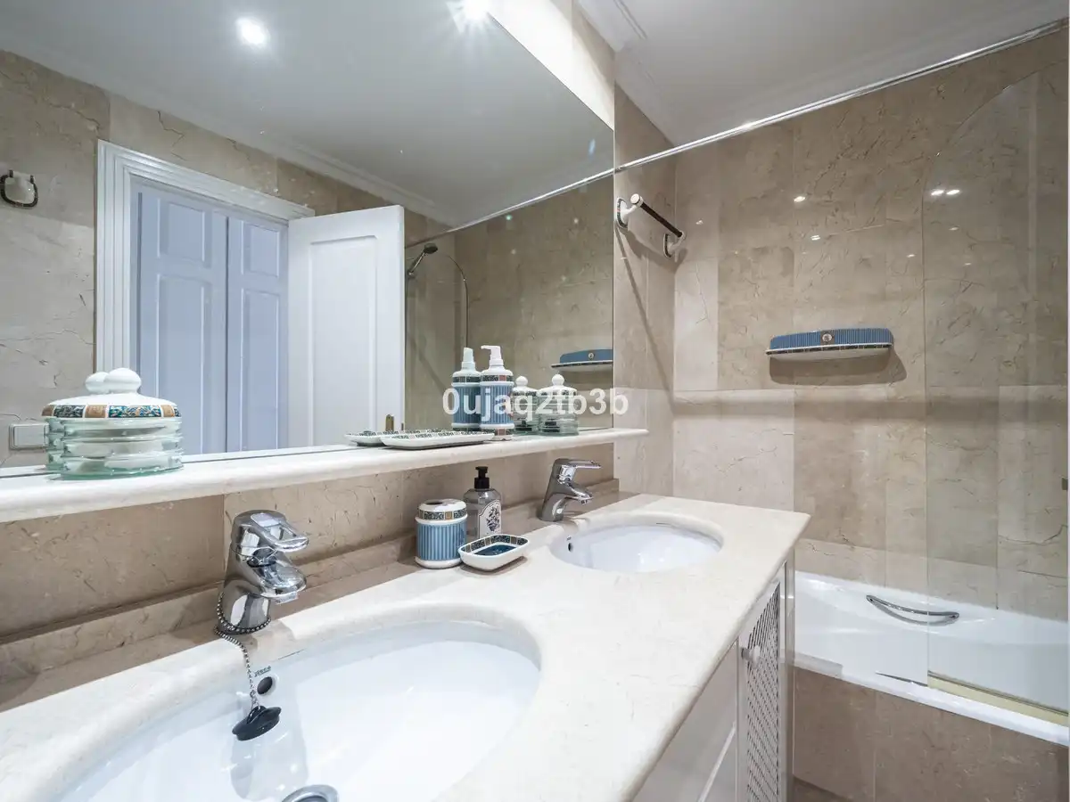 Bany de Apartament en venda en Marbella amb Aire condicionat, Terrassa i Traster