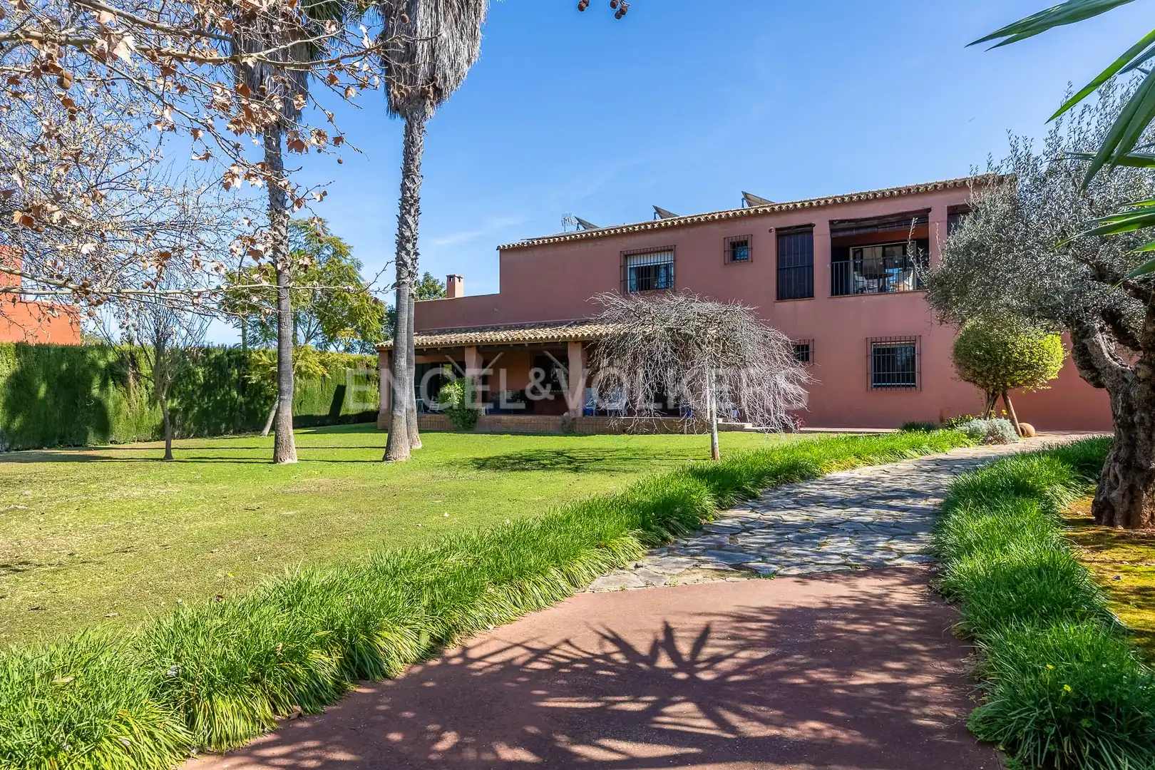 Vista exterior de Casa o xalet en venda en Espartinas amb Aire condicionat, Calefacció i Jardí privat
