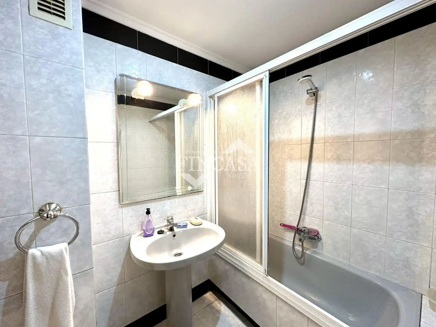 Baño de Piso en venta en Colindres con Calefacción, Parquet y Terraza
