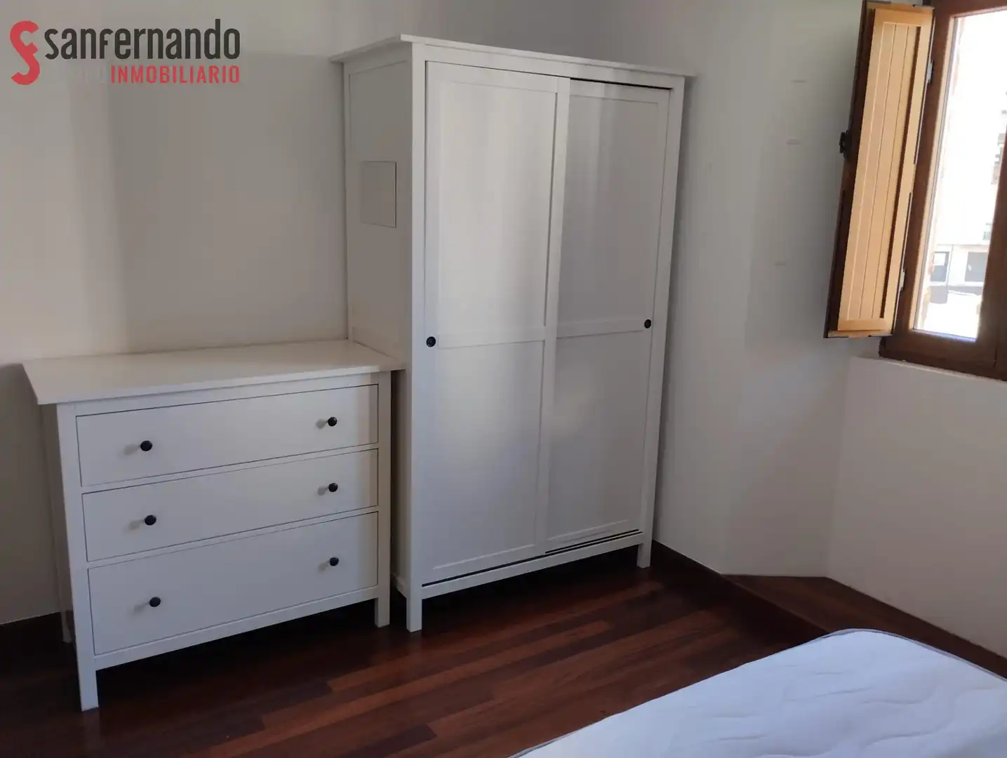 Dormitori de Pis de lloguer en Torrelavega  amb Calefacció, Moblat i Balcó