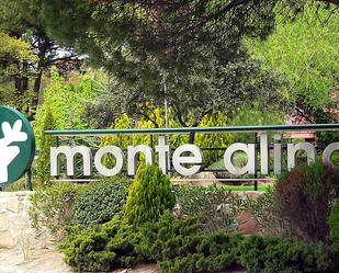 Vista exterior de Casa o xalet en venda en Pozuelo de Alarcón amb Aire condicionat, Terrassa i Piscina