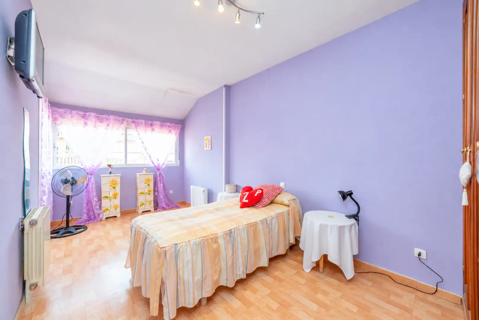 Dormitori de Casa o xalet en venda en Urbanizaciones