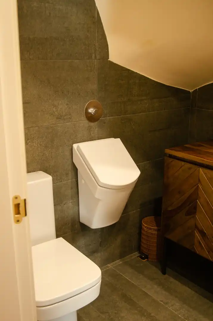 Badezimmer von Einfamilien-Reihenhaus zum Verkauf in La Pobla de Vallbona mit Klimaanlage, Heizung und Privatgarten