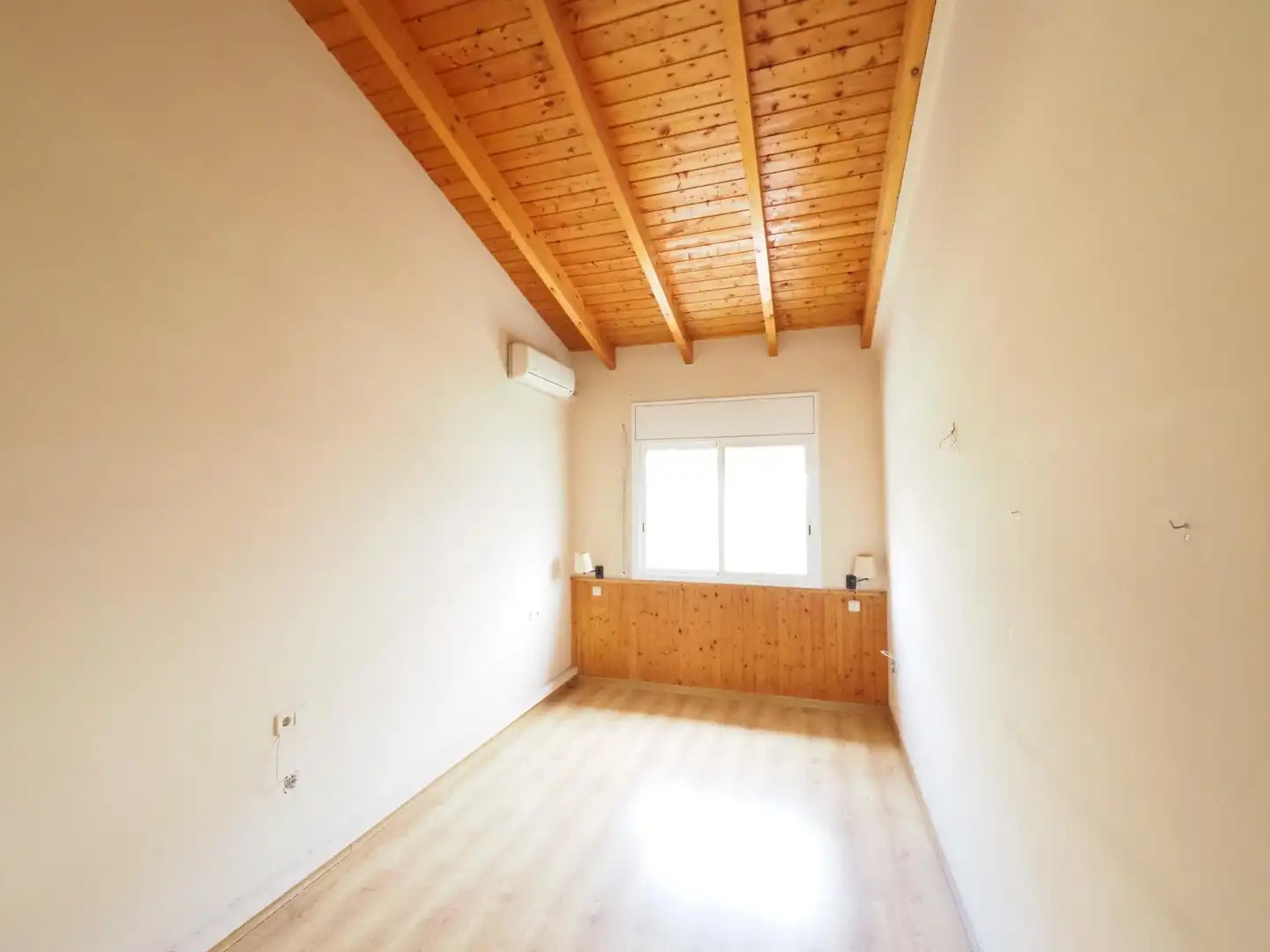 Habitación de Casa adosada en venta en Terrassa con Aire acondicionado y Parquet