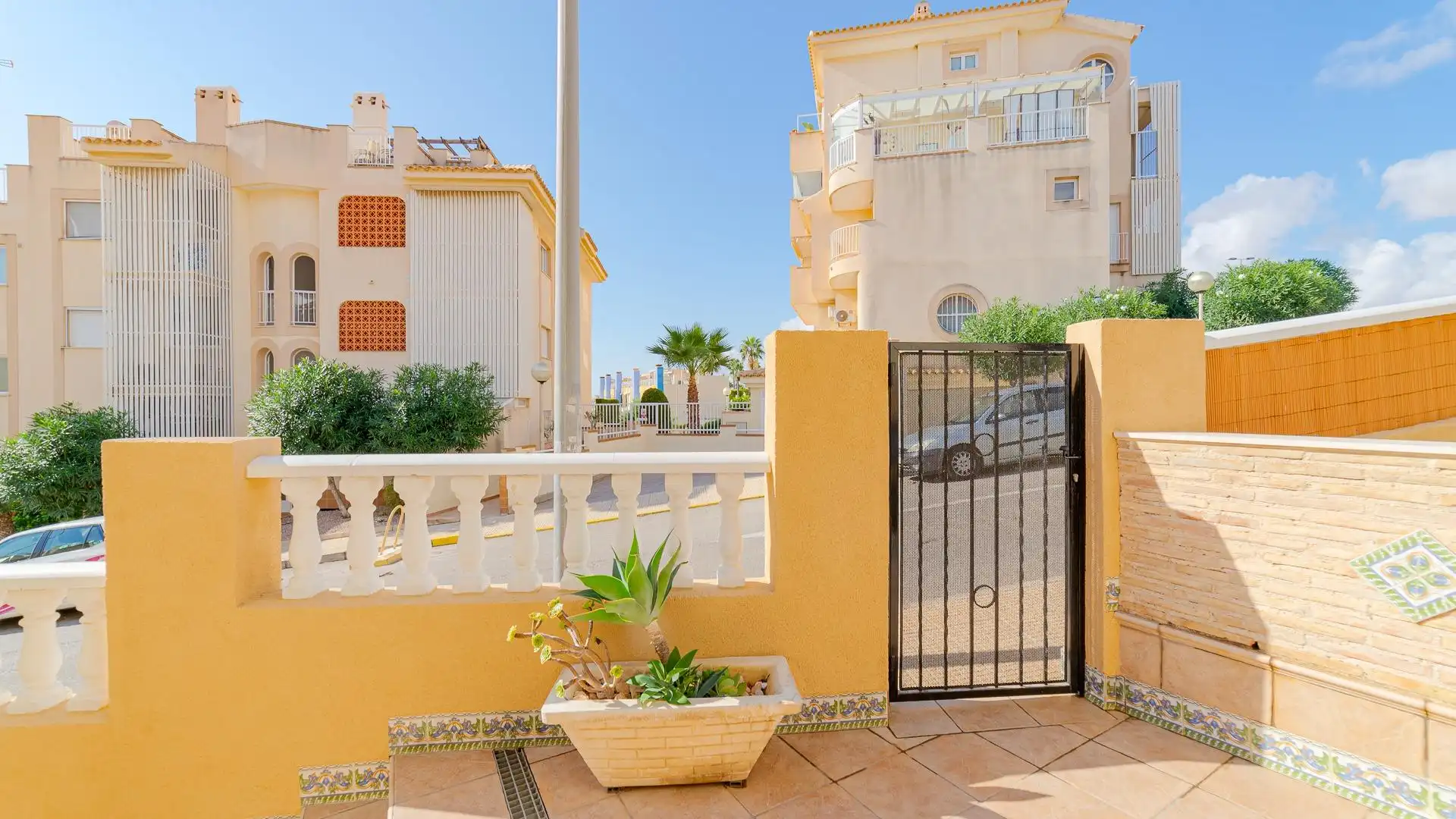 Vista exterior de Casa o xalet en venda en Orihuela amb Jardí privat, Terrassa i Piscina