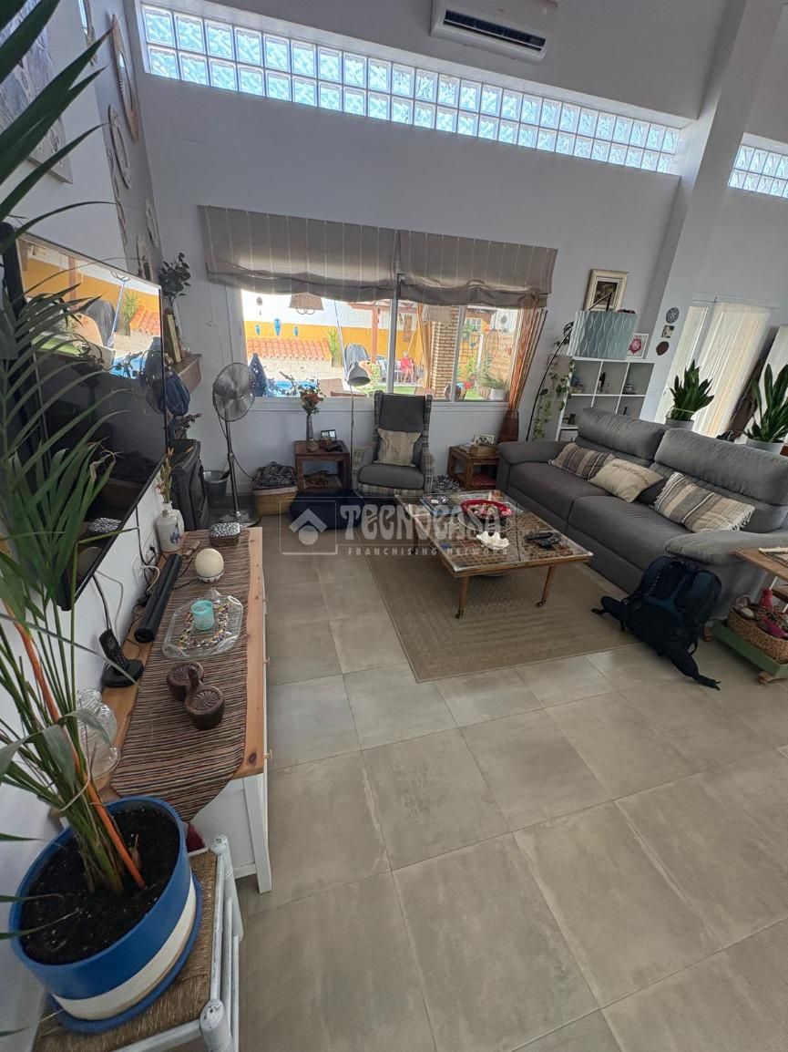 Sala d'estar de Casa adosada en venda en Huévar del Aljarafe