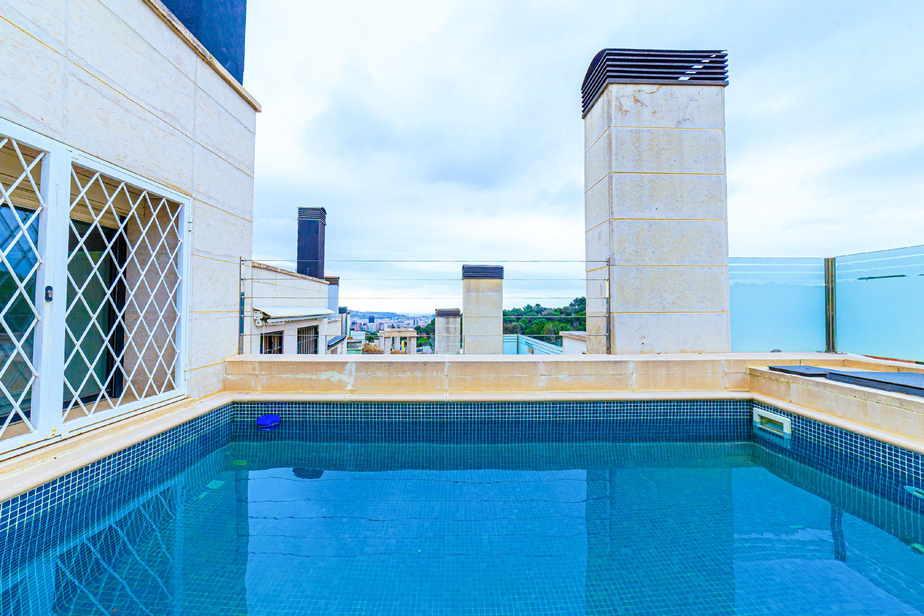 Swimming pool of Single-family semi-detached for sale in  Barcelona Capital  with Air Conditioner, Heating and Parquet flooring