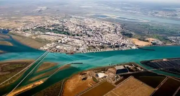 Vista exterior de Edifici en venda en Huelva
