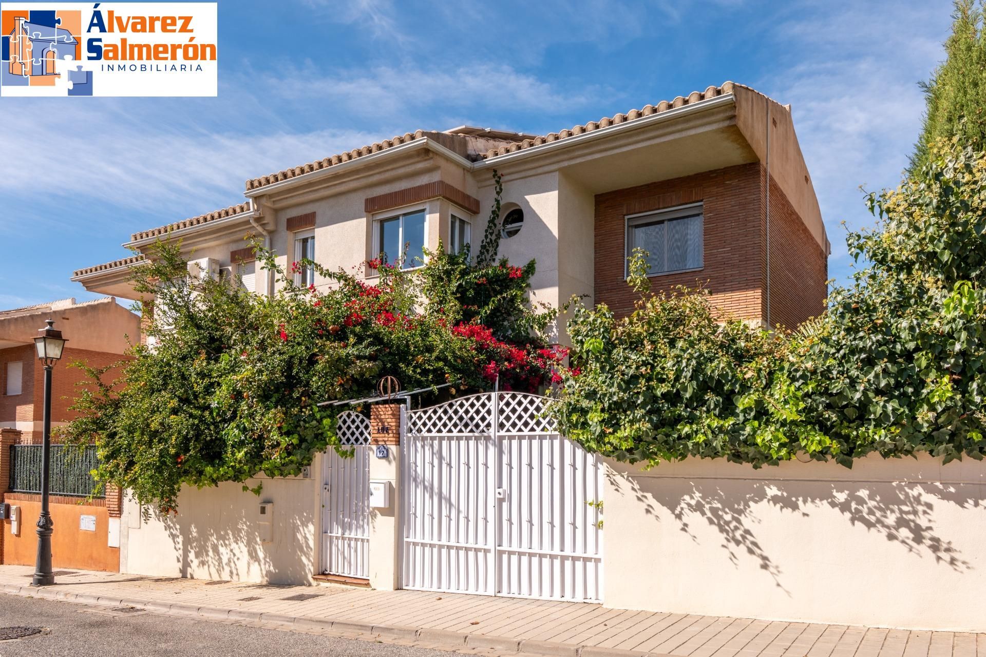 Vista exterior de Casa adosada en venda en Huétor Vega amb Aire condicionat, Calefacció i Jardí privat