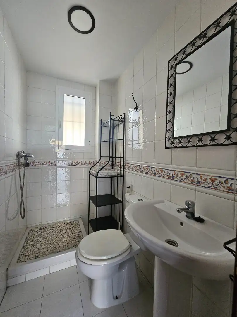 Badezimmer von Einfamilien-Reihenhaus zum Verkauf in Umbrete mit Privatgarten, Abstellraum und Schwimmbad