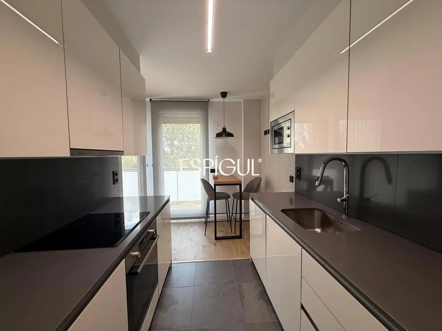 Cuina de Pis de lloguer en Girona amb Aire condicionat, Calefacció i Terrassa