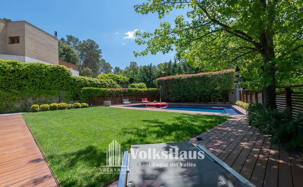 Außenansicht von Haus oder Chalet zum Verkauf in Sant Cugat del Vallès mit Klimaanlage, Heizung und Privatgarten