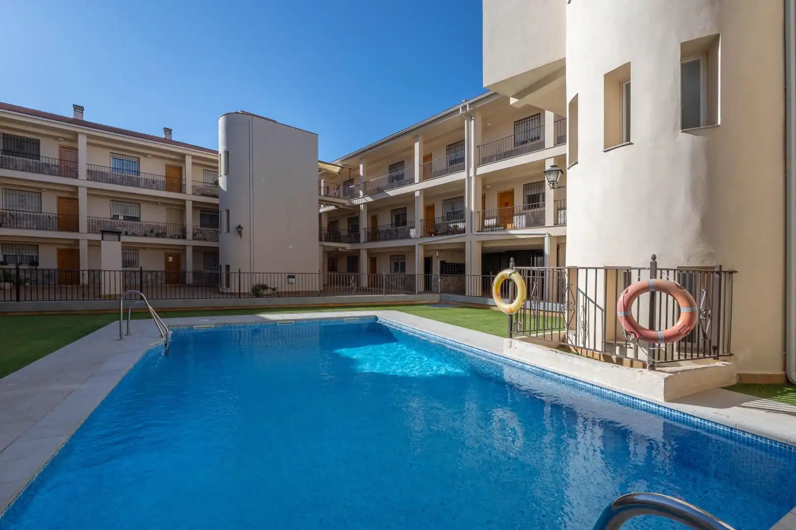 Vista exterior de Pis en venda en Churriana de la Vega amb Piscina comunitària
