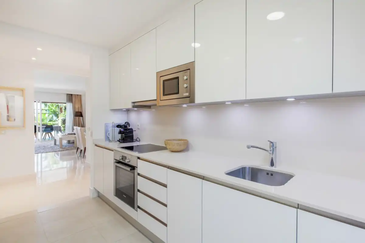 Cuina de Apartament de lloguer amb opció a compra en Benahavís amb Aire condicionat, Jardí privat i Moblat